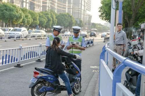 上路有“5不能”新要求别被罚了才知道凯时尊龙2025年2月起执行电动车(图5)