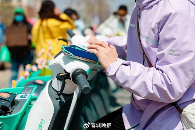 手机支架”再升级提升昆明用户骑游体验z6尊龙网站登录入口滴滴青桔电单车“(图3)